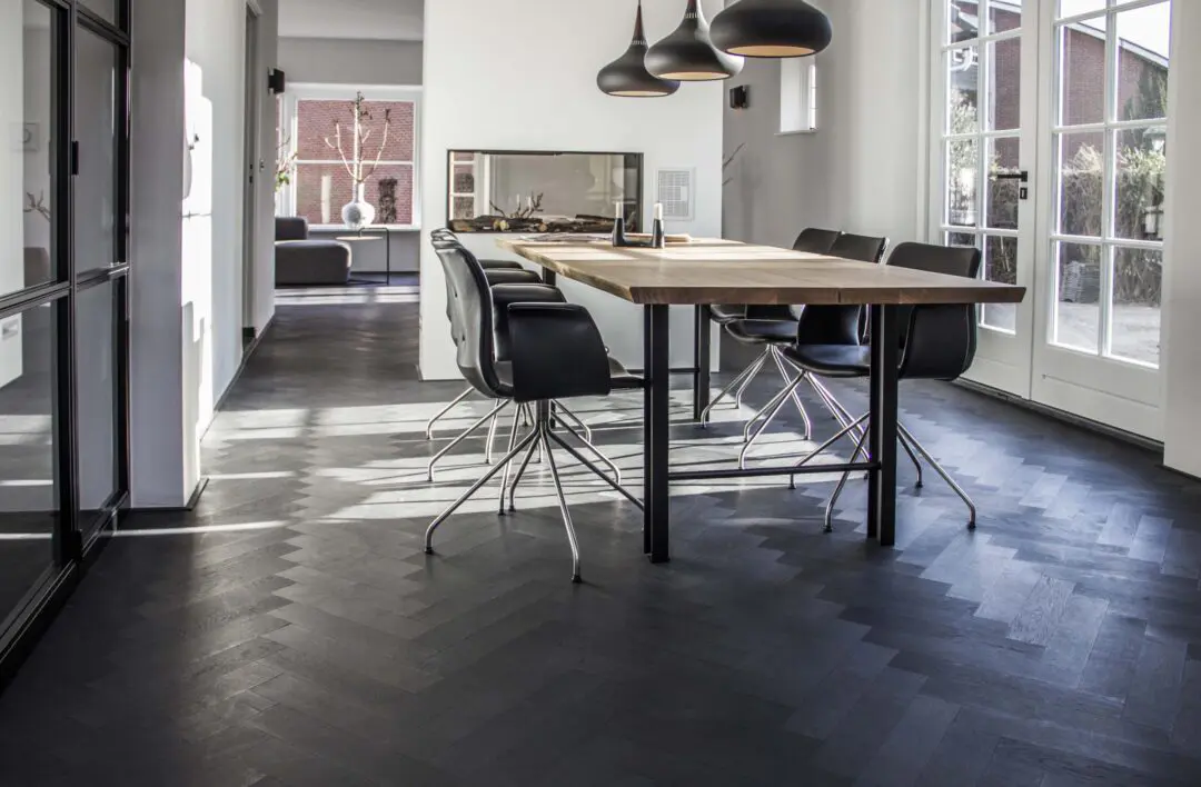 Herringbone-floor-wood-Cinzento-Custom-Made