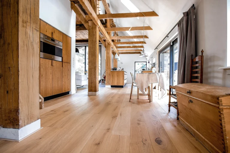 Prachtige rustieke houten vloer in woodlook beits & olie in boerderij met houtaccenten.