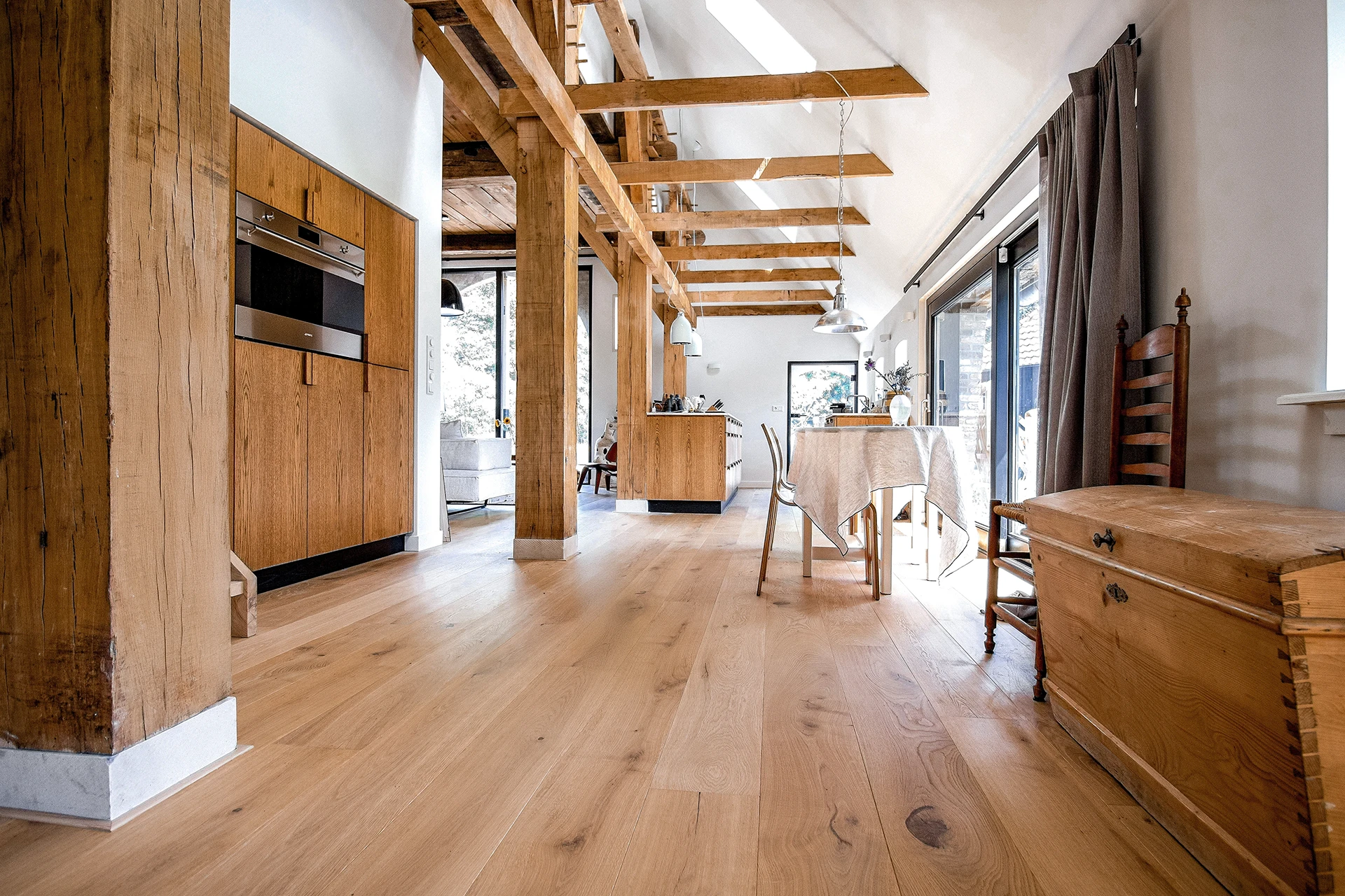 Prachtige rustieke houten vloer in woodlook beits & olie in boerderij met houtaccenten.