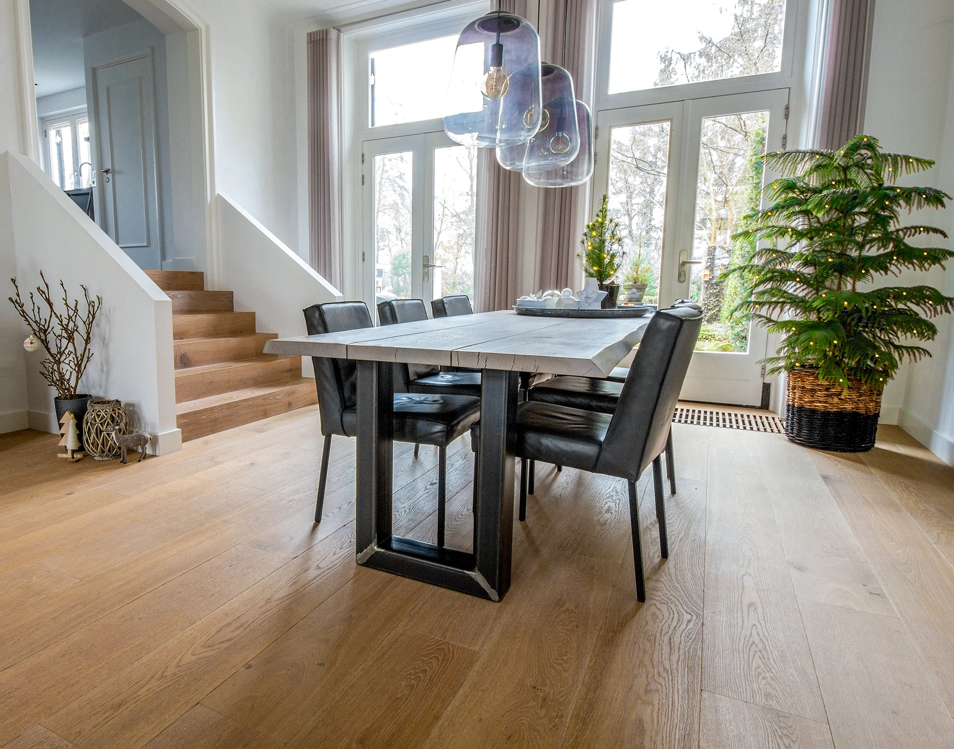 Lichte houten vloer met weinig noesten in woning met kerstinrichting