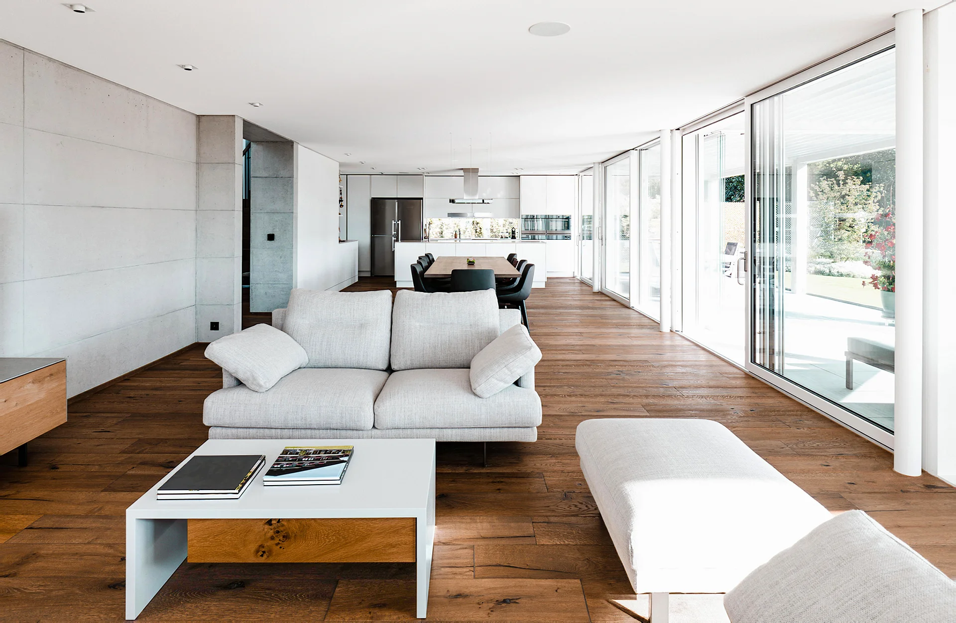 Extra rustieke houten vloer in moderne en luxe villa in zwitserland