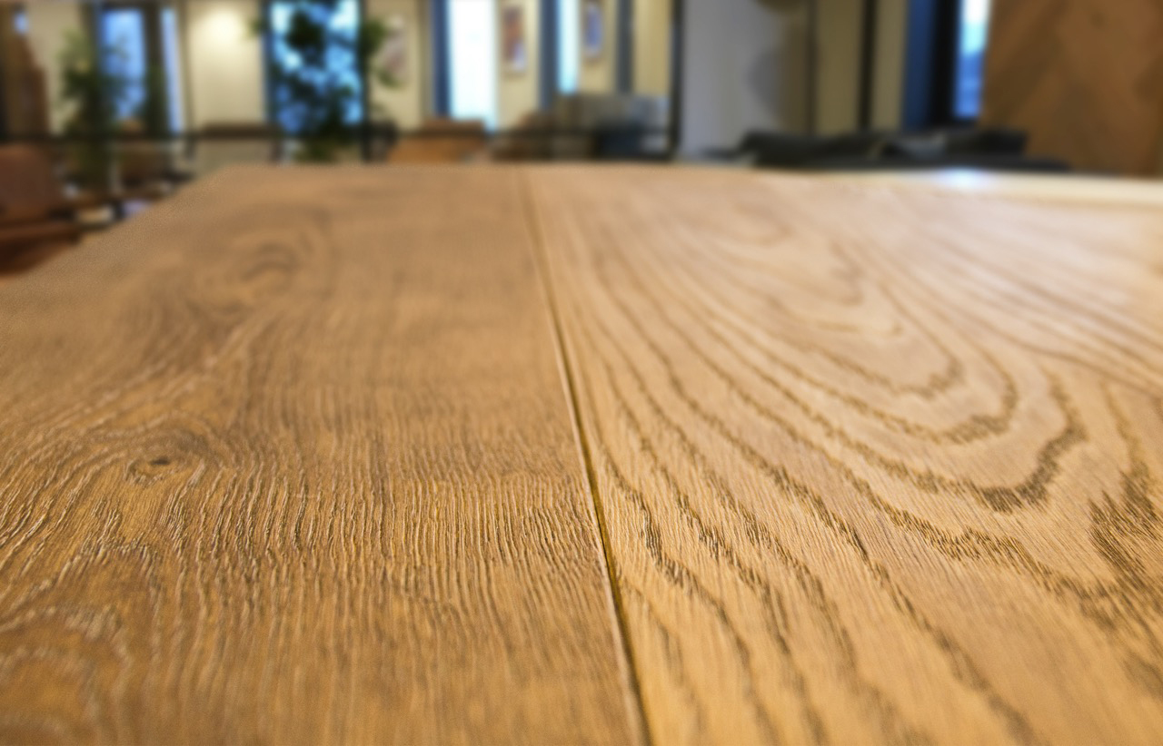 De bewerking Geborsteld van Cinzento Custom Made®. Dit kan in verschillende dieptes, voor meer textuur.