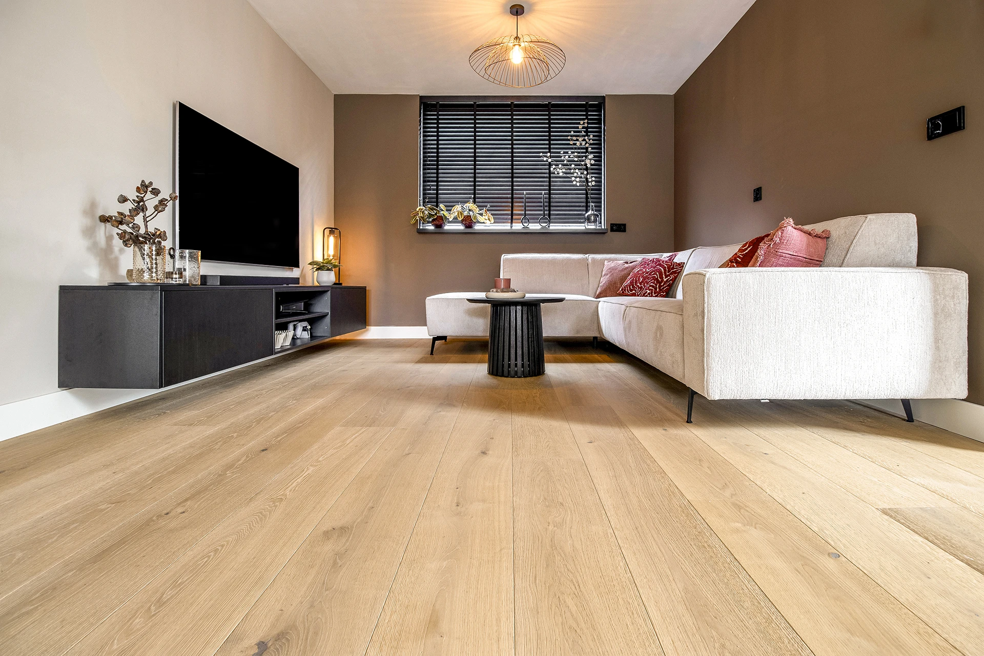 Rustieke houten vloer in moderne woning van Cinzento Custom Made®. De zithoek heeft door de houten vloer extra sfeer.